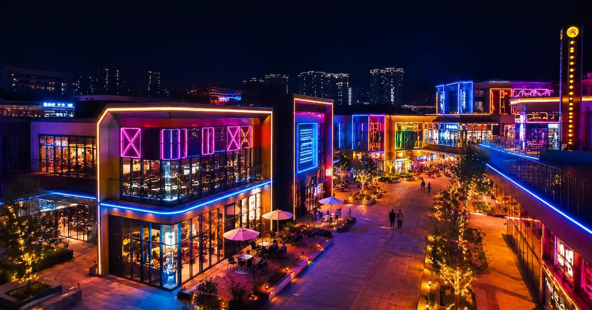 مصنّع شرائط إضاءة LED RGB: كيفية اختيار المورّد المناسب للوحات الإعلانية والإضاءة التجارية